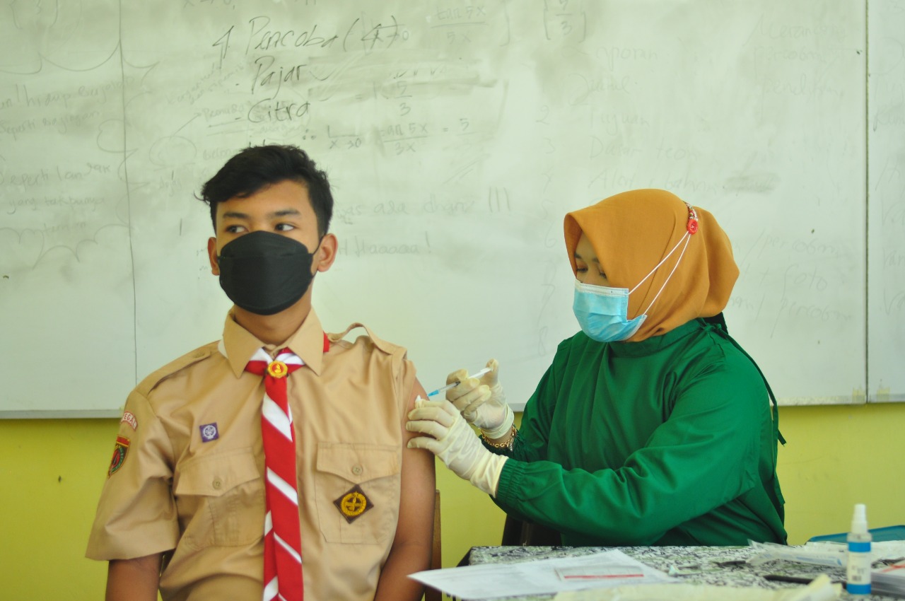 Ratusan Siswa SMAN 1 Dukuhwaru Terima Vaksinasi Covid-19