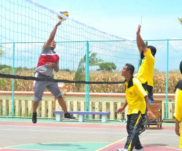 Guru Se-Kecamatan-Dukuhwaru Ikuti Pertandingan Bola Voli antar Tim-Desa