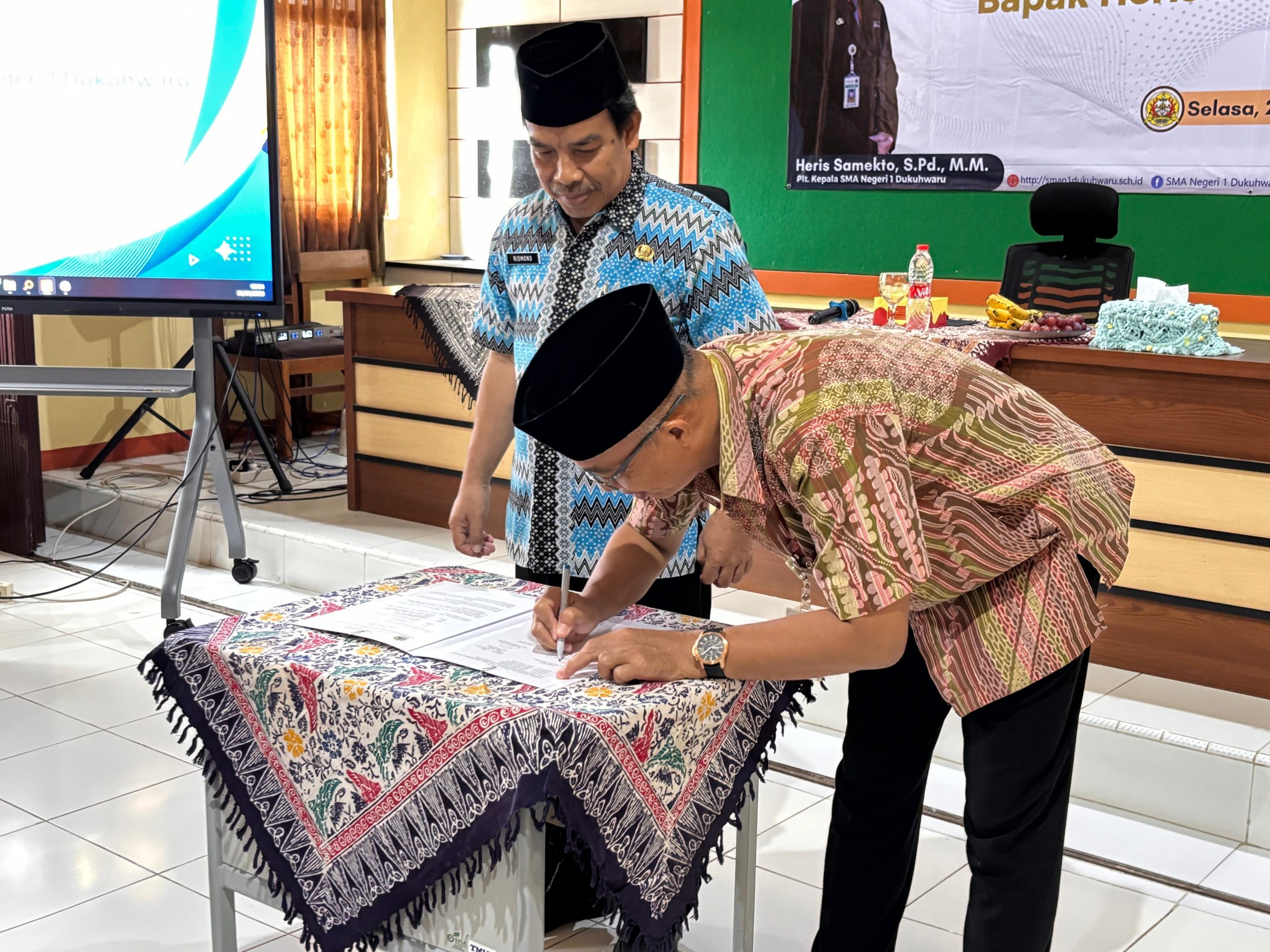 Serah Terima Jabatan Plt. Kepala SMAN 1 Dukuhwaru
